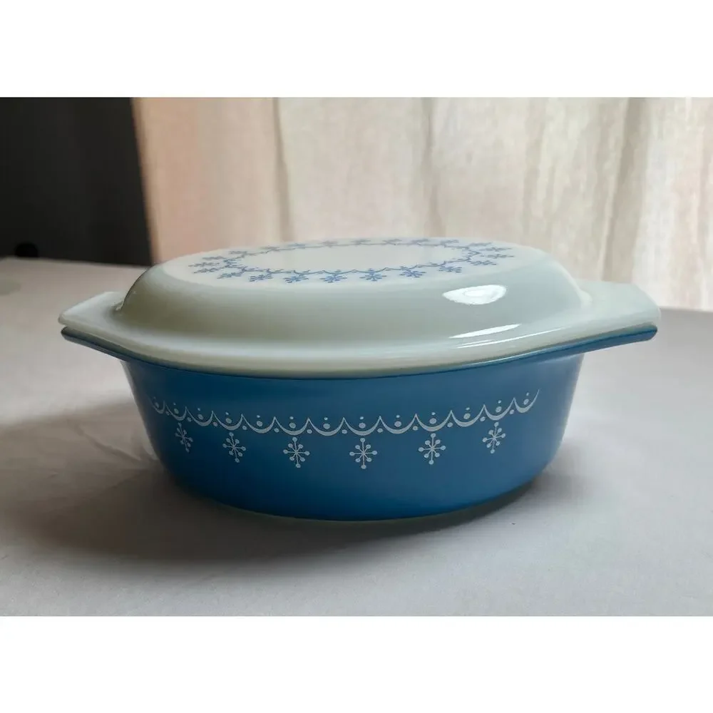 Vintage Pyrex Blue Garland Snowflake casserole dish with lid 1.5 qt